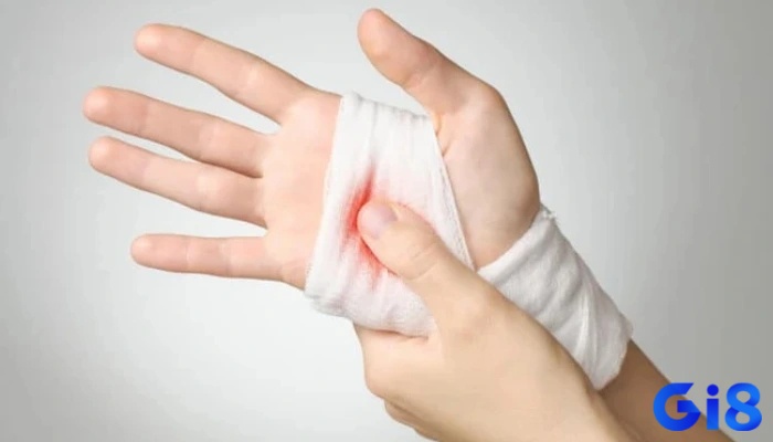 Ngủ mơ thấy đứt tay chảy máu cho thấy rằng công việc của bạn đang bị người khác phá hoại