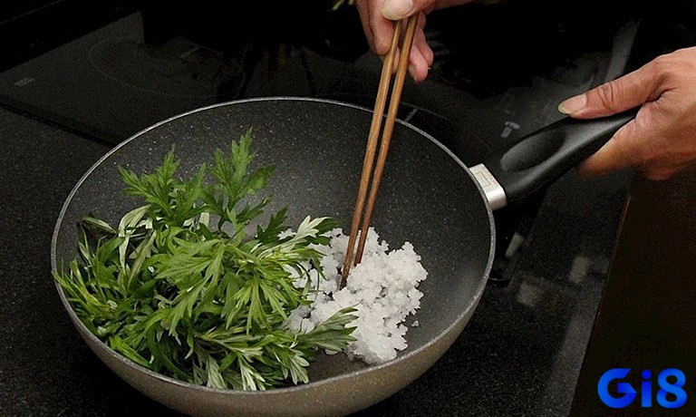 Ngải cứu và muối là lựa chọn hiệu quả cho cách chữa gà chọi bị rút gân theo phương pháp dân gian.