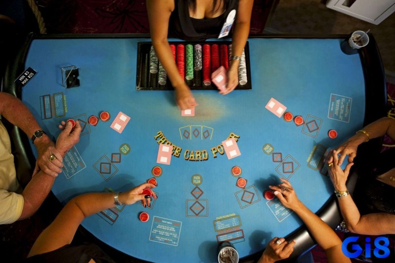 Trong hầu hết các biến thể poker thứ tự ưu tiên bài tuân theo chuẩn quốc tế với một số điều chỉnh nhỏ