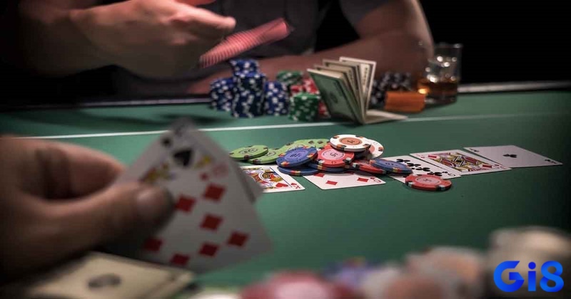 Xì tố khác Poker: Poker có cấu trúc vòng cược rõ ràng, trong khi Xì tố phụ thuộc vào từng lá ngửa.