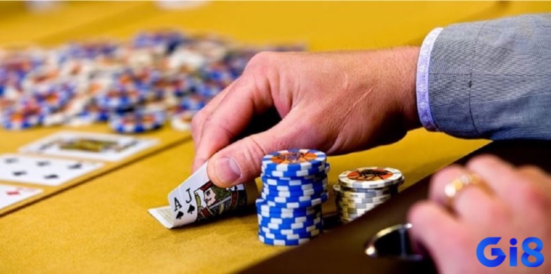 Xì tố khác Poker: Poker yêu cầu tính toán xác suất phức tạp và quản lý vốn chặt chẽ hơn Xì tố.
