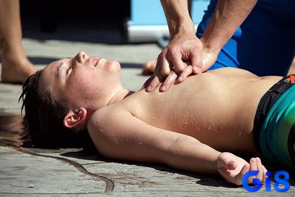 Mơ thấy em bé bị đuối nước nhắc bạn nên quan tâm trẻ nhỏ hơn