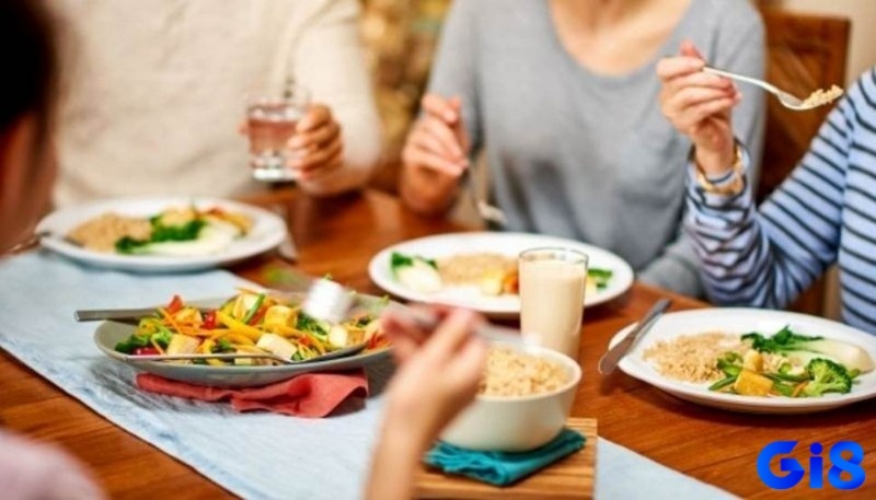 Chiêm bao thấy ăn uống với bạn cũ ám chỉ tài chính hao hụt