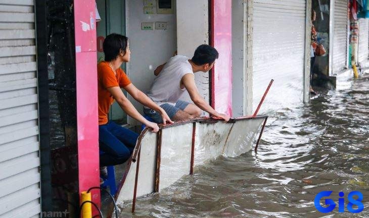 Giải mã giấc mơ thấy nước lụt tràn vào nhà thì là dấu hiệu báo trước vấn đề tài chính trong nhà